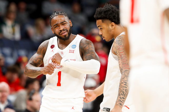 Houston's Jamal Shead (1) speaks to his teammates as they walk off the court at the end of the first half during the second round game between Texas A&M and the University of Houston in the 2024 NCAA Tournament at FedExForum in Memphis, Tenn., on Sunday, March 24, 2024.